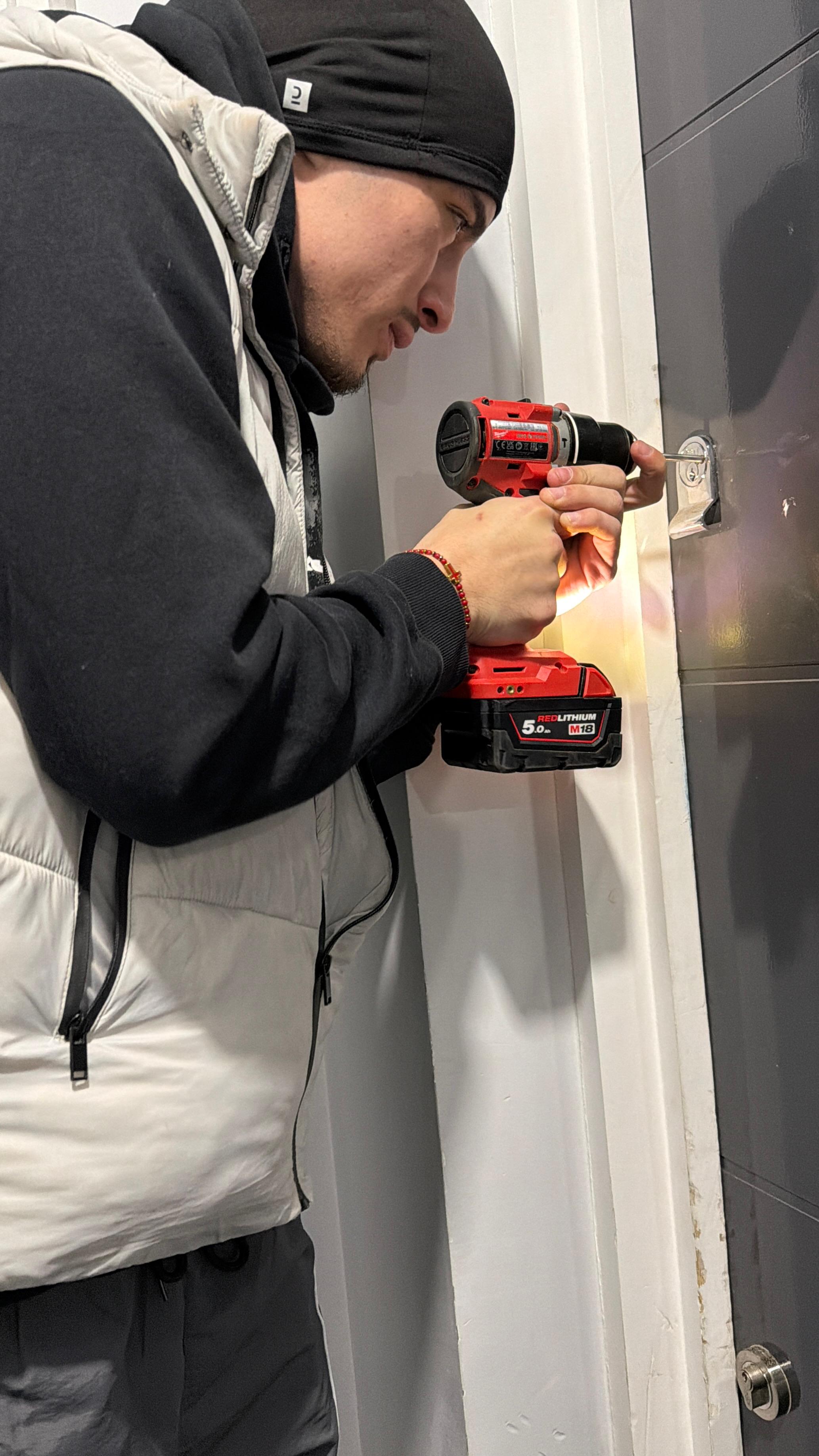Burglary repair locksmith service