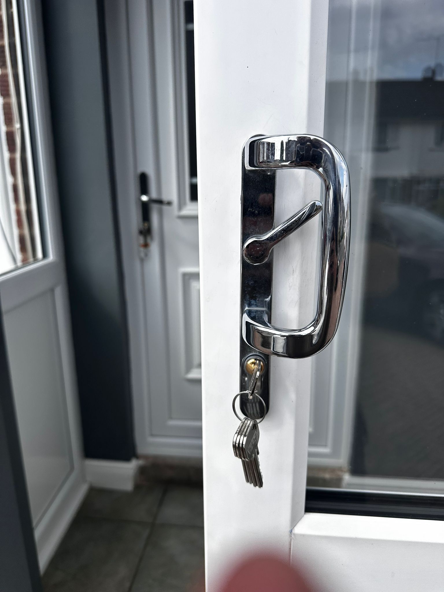 Commercial locksmith service